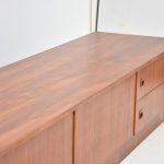 Enfilade scandinave vintage en teck restaurée, mobilier élégant et fonctionnel, parfait pour un intérieur moderne ou rétro.