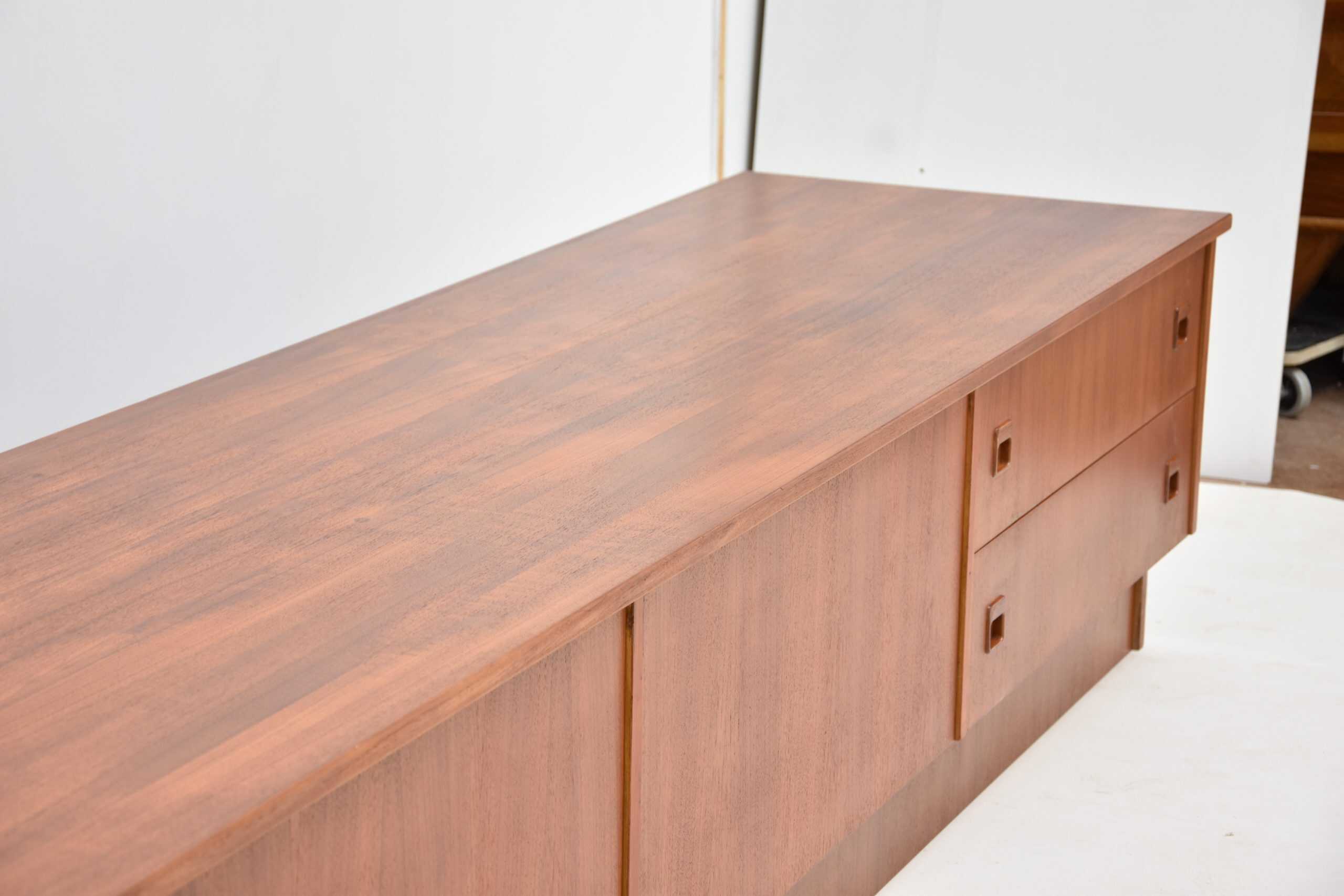 Enfilade scandinave vintage en teck restaurée, mobilier élégant et fonctionnel, parfait pour un intérieur moderne ou rétro.