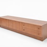 Enfilade scandinave vintage en teck restauré, design épuré et fonctionnel, idéale pour un salon ou une salle à manger, mettant en valeur le style nordique et le bois naturel.
