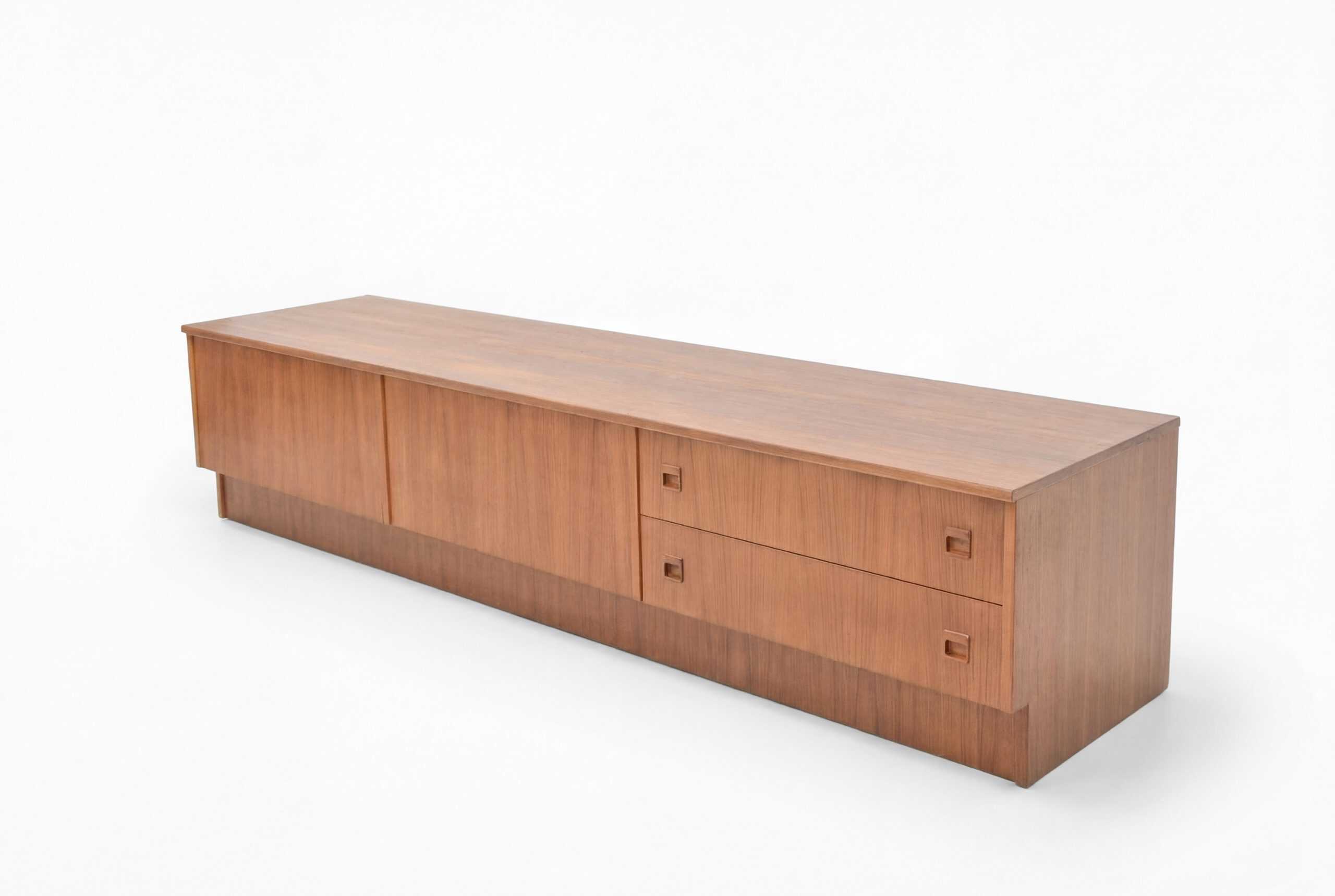 Enfilade scandinave vintage en teck restauré, design épuré et fonctionnel, idéale pour un salon ou une salle à manger, mettant en valeur le style nordique et le bois naturel.