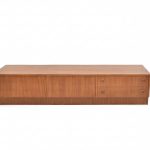 Enfilade scandinave vintage en teck restaurée, meuble de rangement élégant et fonctionnel, parfait pour un intérieur rétro ou contemporain.