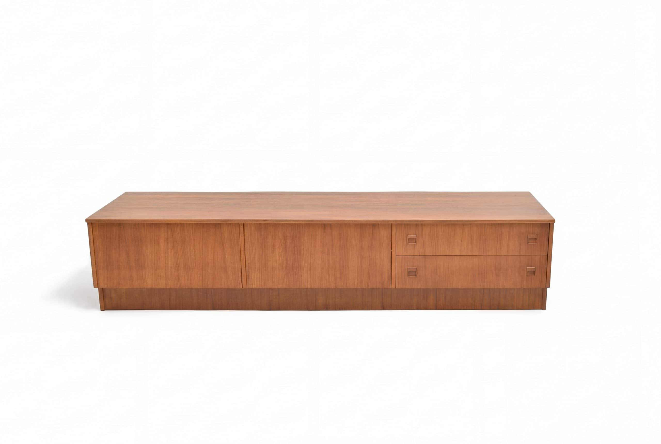 Enfilade scandinave vintage en teck restaurée, meuble de rangement élégant et fonctionnel, parfait pour un intérieur rétro ou contemporain.