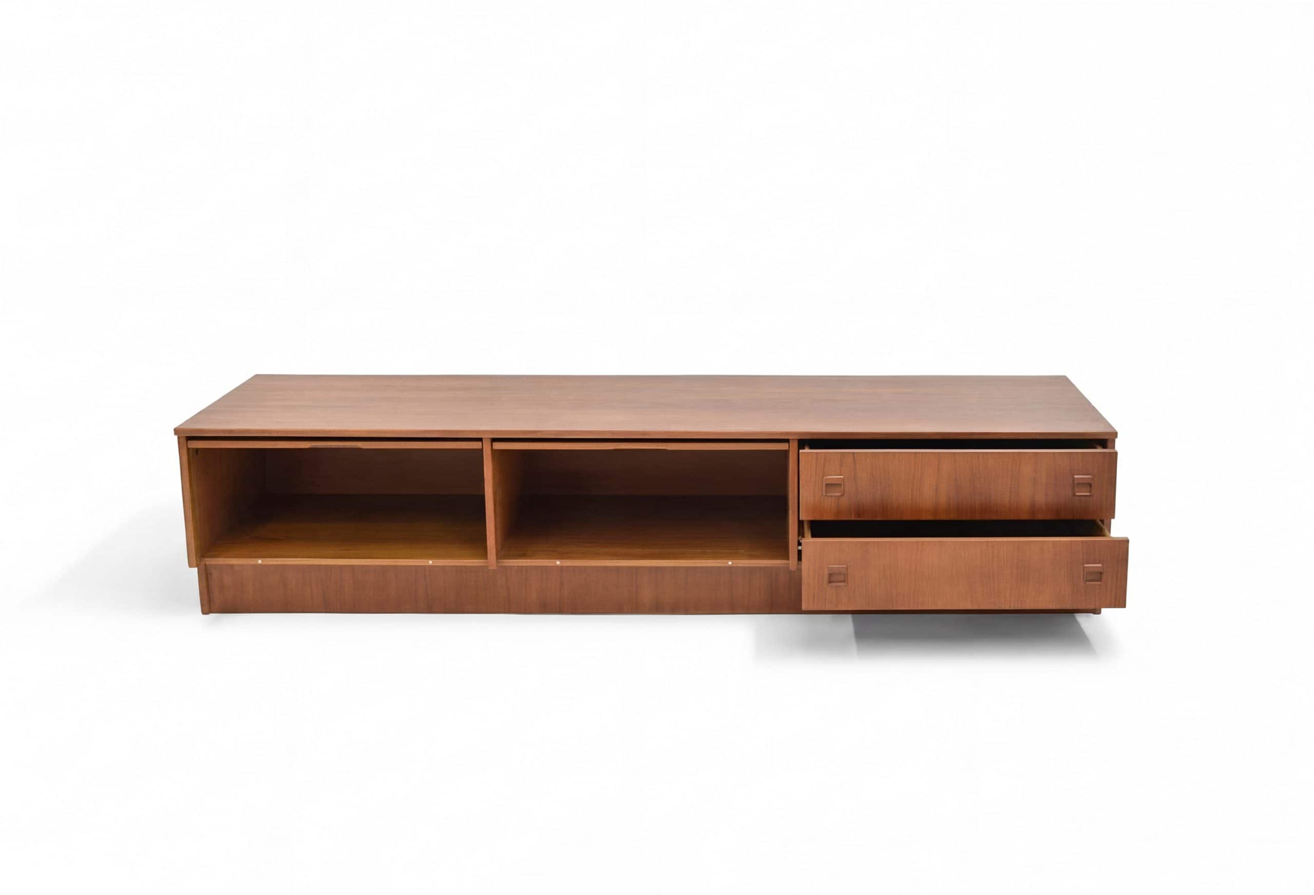 Enfilade scandinave vintage en teck restaurée, idéale pour un salon ou une salle à manger, offrant un design épuré et fonctionnel avec plusieurs espaces de rangement.