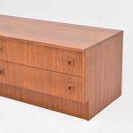 Enfilade scandinave vintage en teck, meuble de rangement restauré, style rétro, design épuré, parfait pour une décoration intérieure moderne ou vintage.