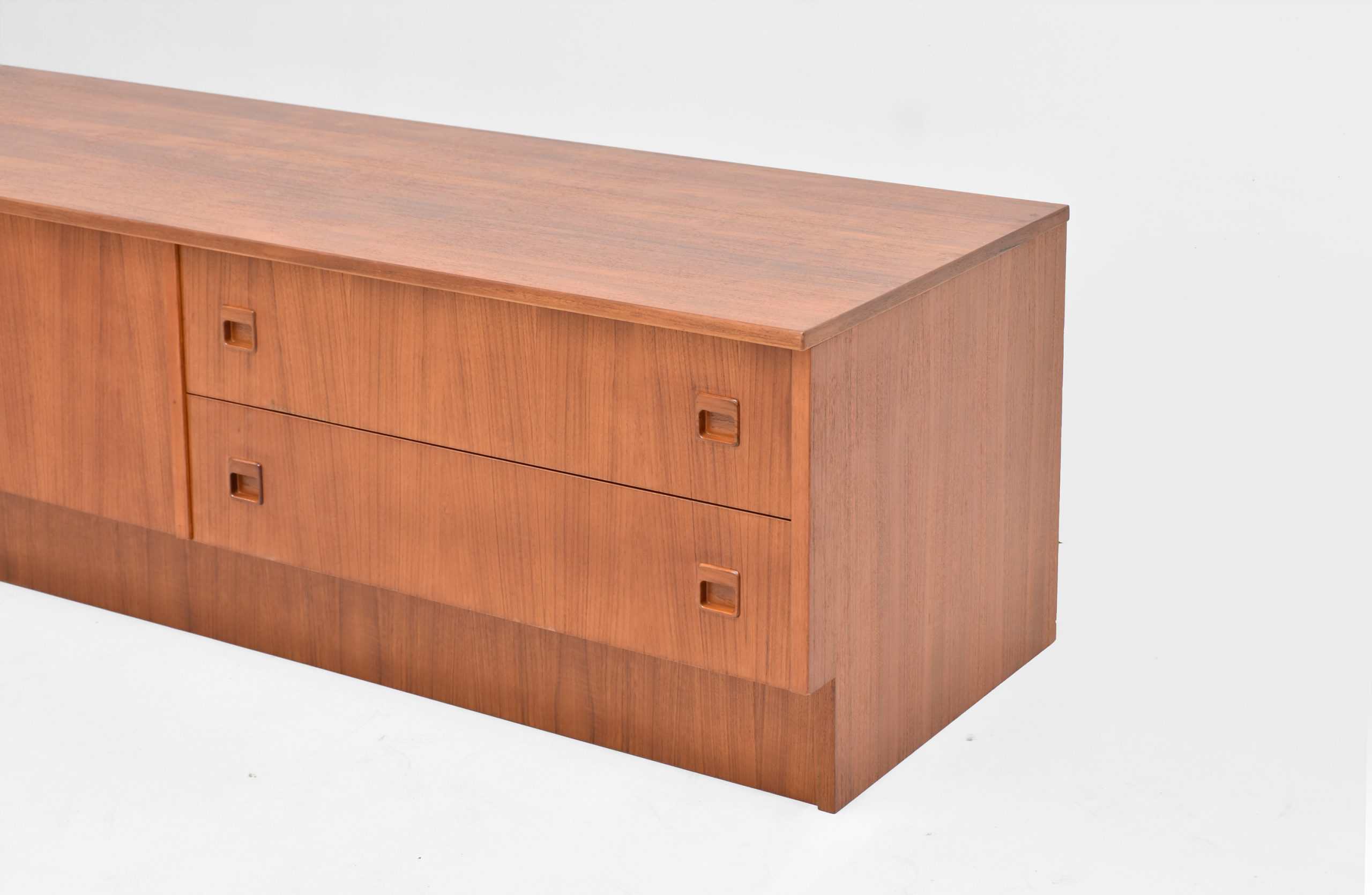 Enfilade scandinave vintage en teck, meuble de rangement restauré, style rétro, design épuré, parfait pour une décoration intérieure moderne ou vintage.