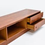 Enfilade scandinave vintage en teck restaurée, idéale pour un intérieur rétro ou moderne, offrant un espace de rangement élégant et fonctionnel. Parfait pour sublimer votre salon ou salle à manger.