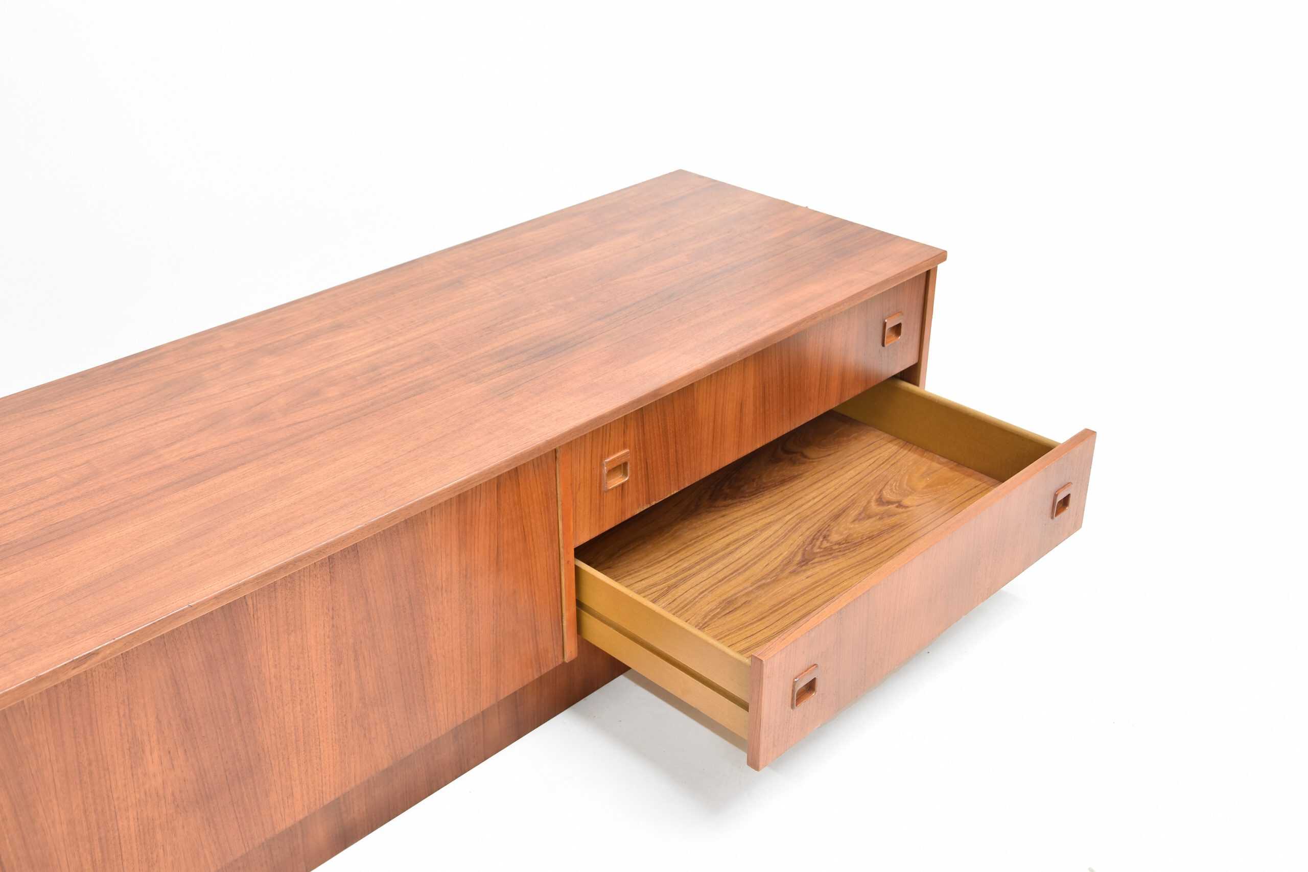 Enfilade scandinave vintage en teck restaurée, meuble de rangement élégant et fonctionnel, parfait pour un intérieur rétro ou contemporain.