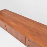 Enfilade scandinave vintage restaurée en bois de teck, idéale pour un intérieur rétro ou contemporain, offrant un espace de rangement élégant et pratique.