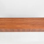 Enfilade scandinave vintage en teck restaurée, mobilier rétro élégante pour salon ou salle à manger, mettant en valeur le design nordique et la finition soignée du bois.