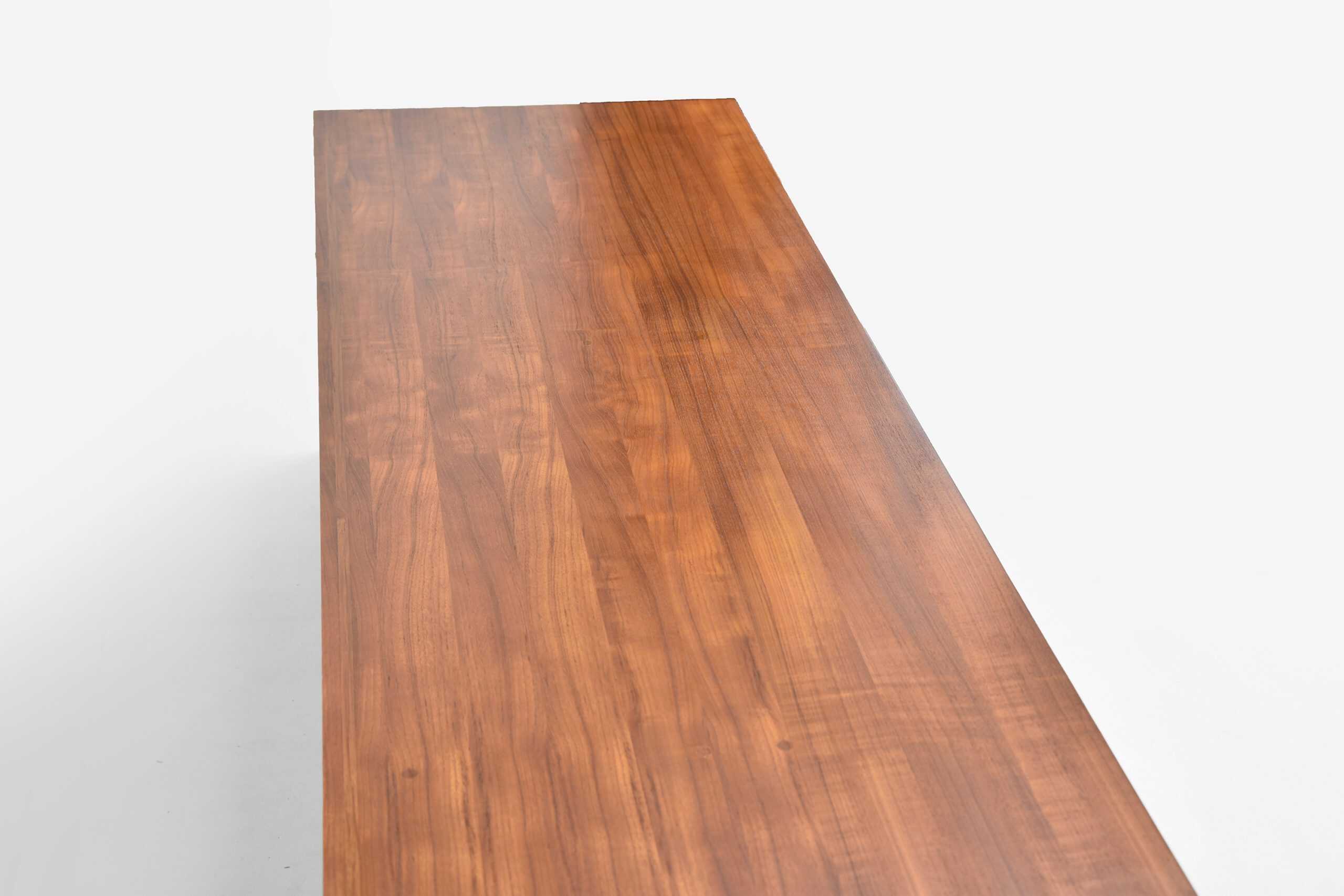 Enfilade scandinave vintage en teck restaurée, idéale pour un intérieur moderne ou rétro.
