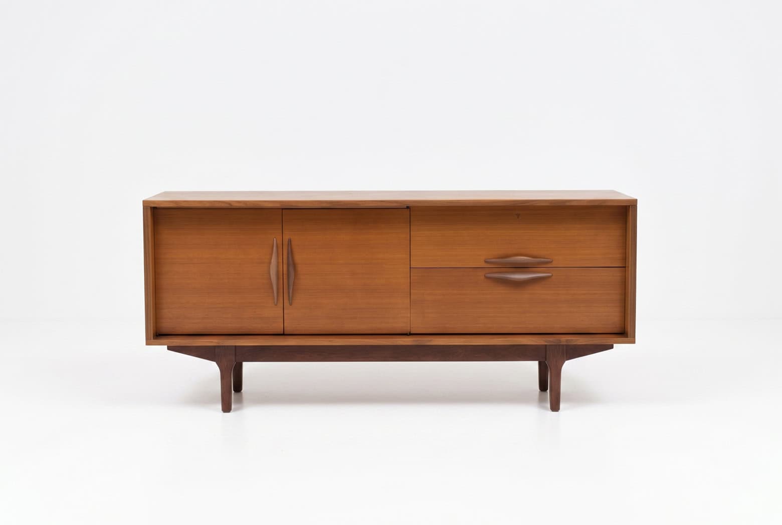 Enfilade scandinave vintage en teck avec deux portes et une tiroir, design épuré et élégant, idéal pour décoration intérieure rétro.