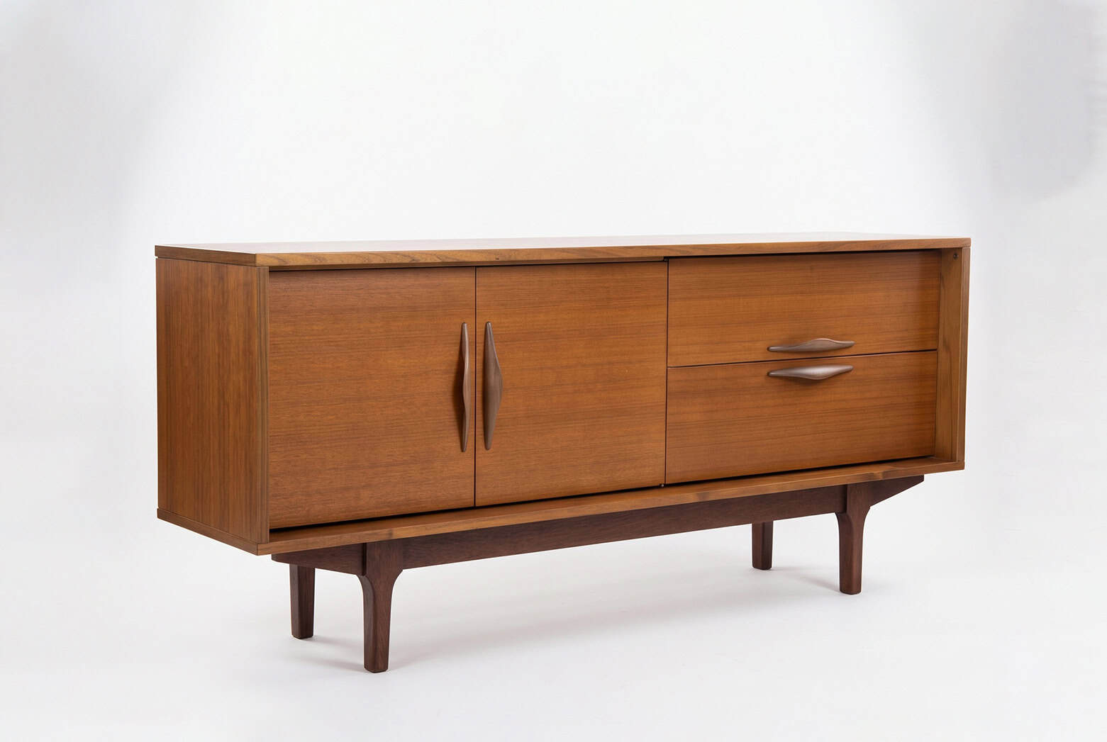 Enfilade scandinave vintage en teck avec deux portes et tiroirs, design élégant et style rétro, idéal pour décoration intérieure.