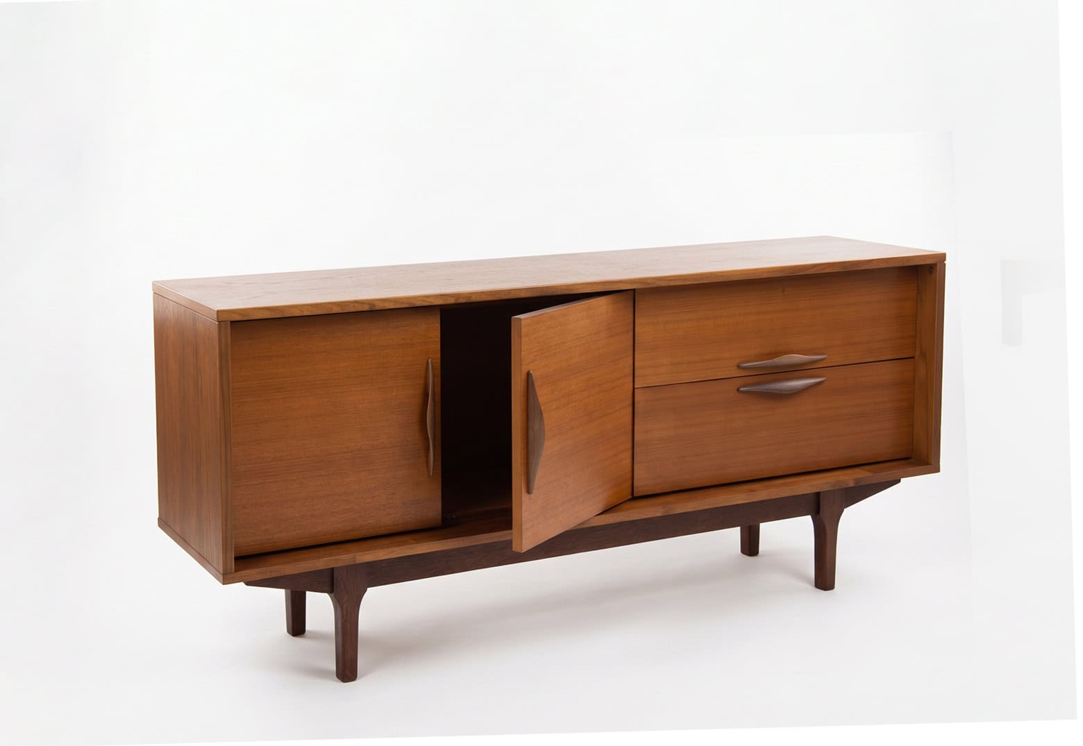 Enfilade scandinave vintage en teck avec portes coulissantes et tiroirs, design élégant et style rétro, parfait pour un intérieur vintage ou moderne.
