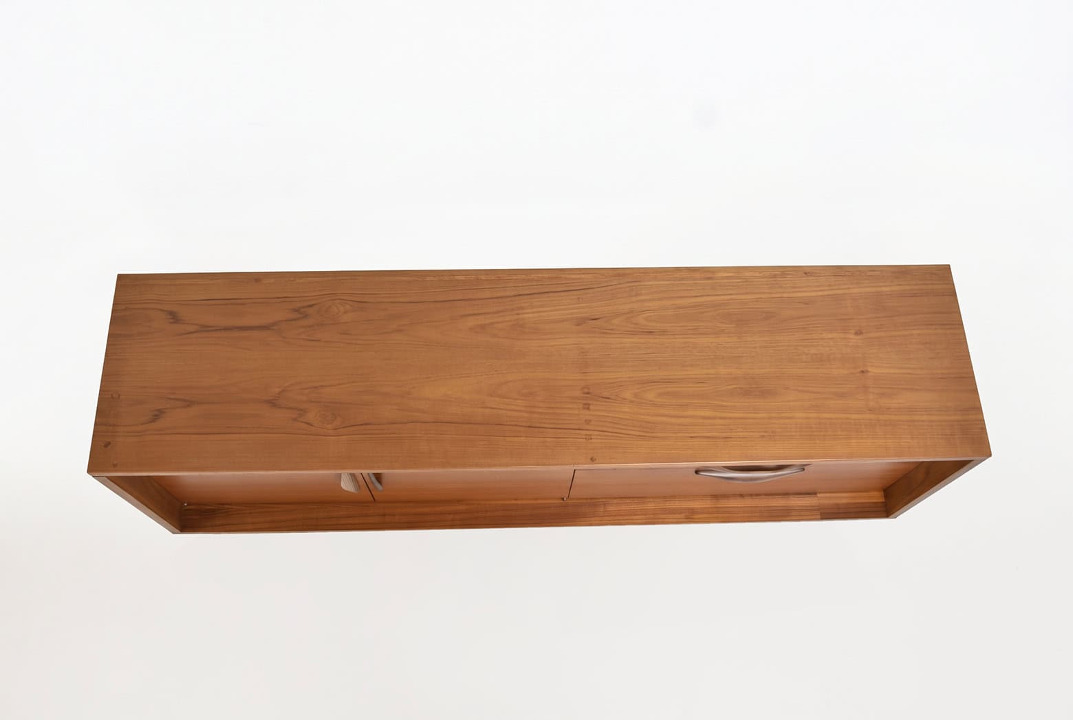 Enfilade scandinave vintage en teck avec tiroirs et poignées en métal, design épuré, parfait pour un intérieur rétro ou moderne.