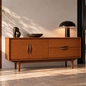Enfilade scandinave vintage en teck avec design épuré et pieds inclinés, dans un intérieur moderne lumineux.