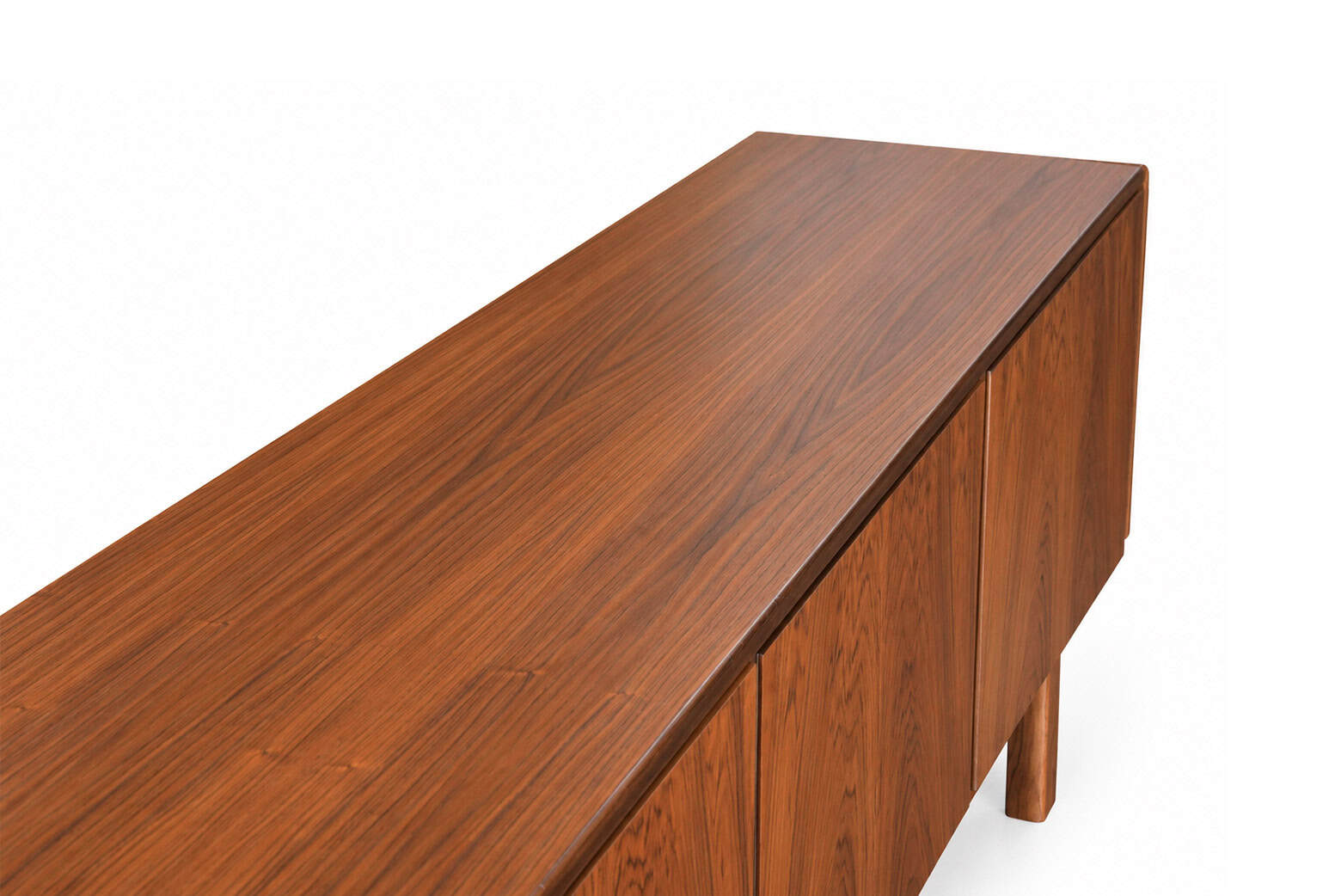 Enfilade en noyer vintage restaurée, meuble scandinave avec finition en bois naturel, style rétro élégant.