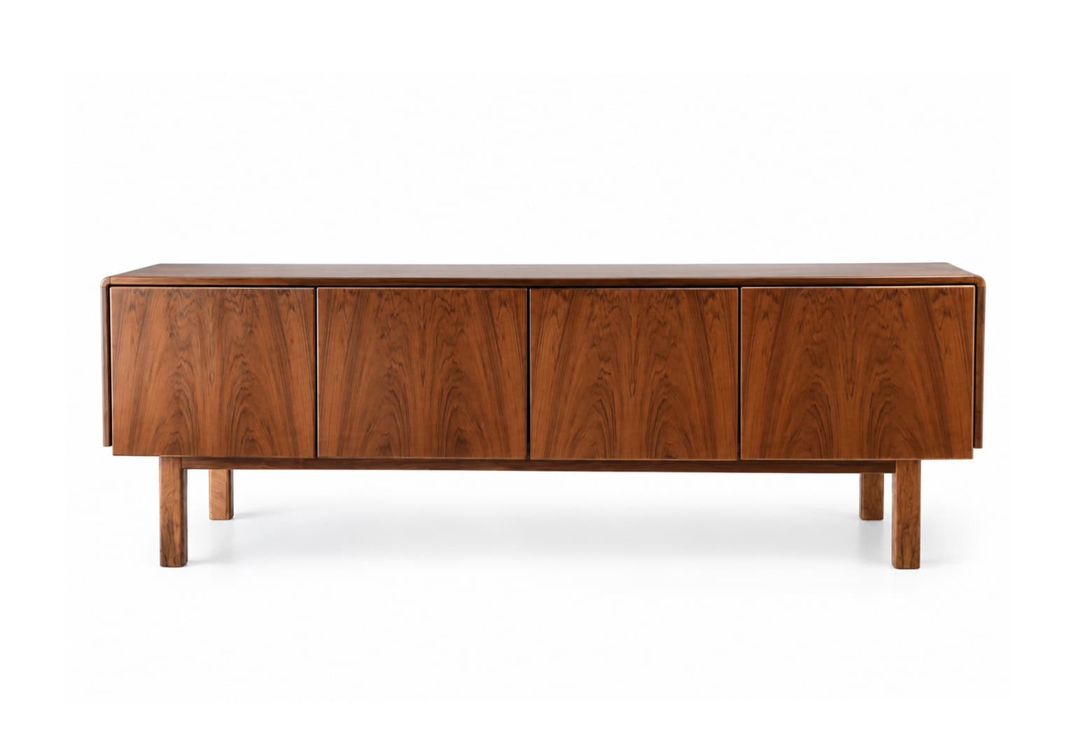 Enfilade en noyer vintage restaurée, meuble scandinave élégant avec quatre portes, idéal pour un intérieur rétro ou contemporain.