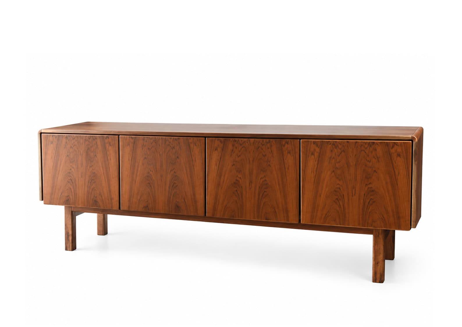 Enfilade en noyer vintage restaurée, meuble scandinave élégant avec quatre portes, idéal pour un intérieur rétro ou contemporain.