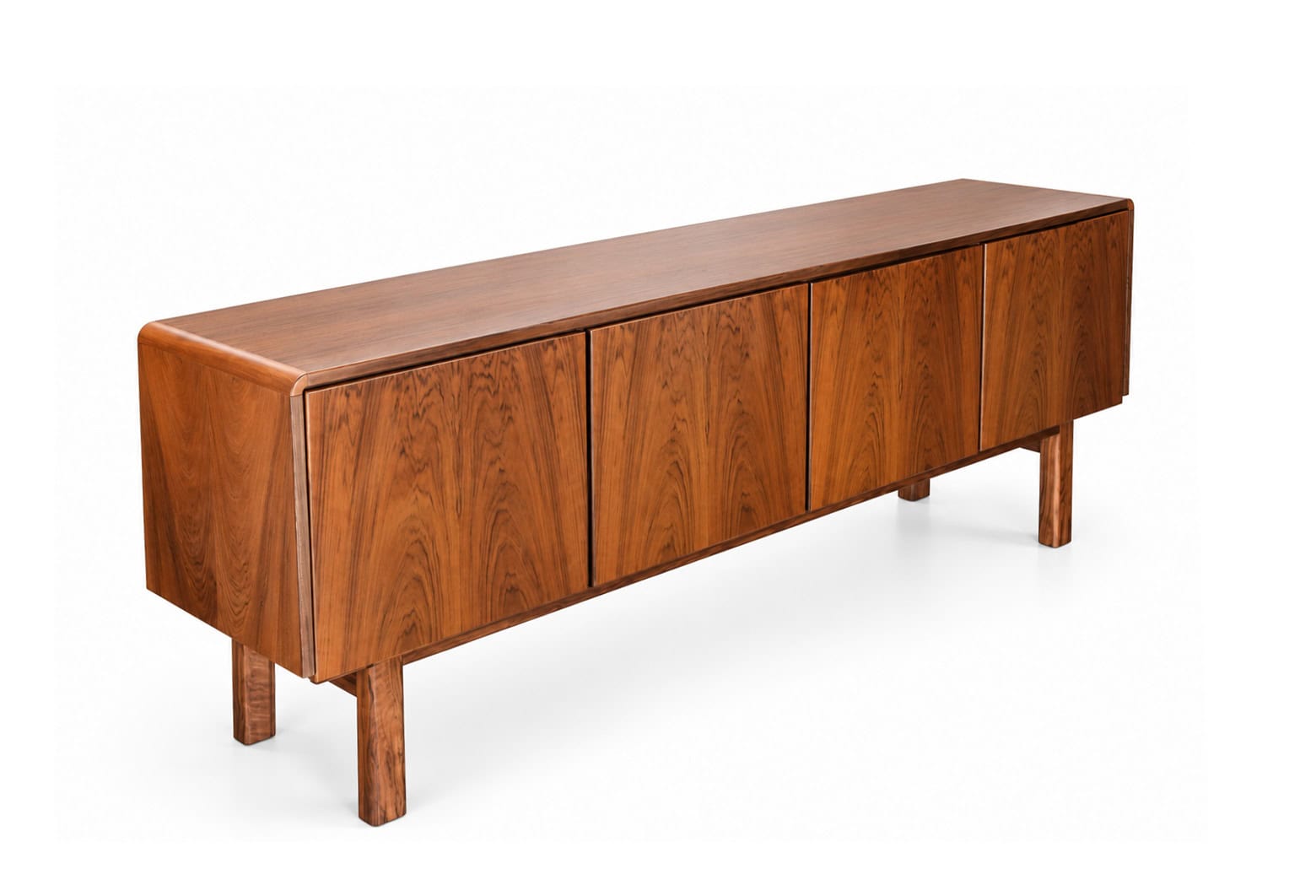 Enfilade en noyer vintage restaurée, meuble scandinave élégant avec quatre portes, finition en bois naturel, style rétro.