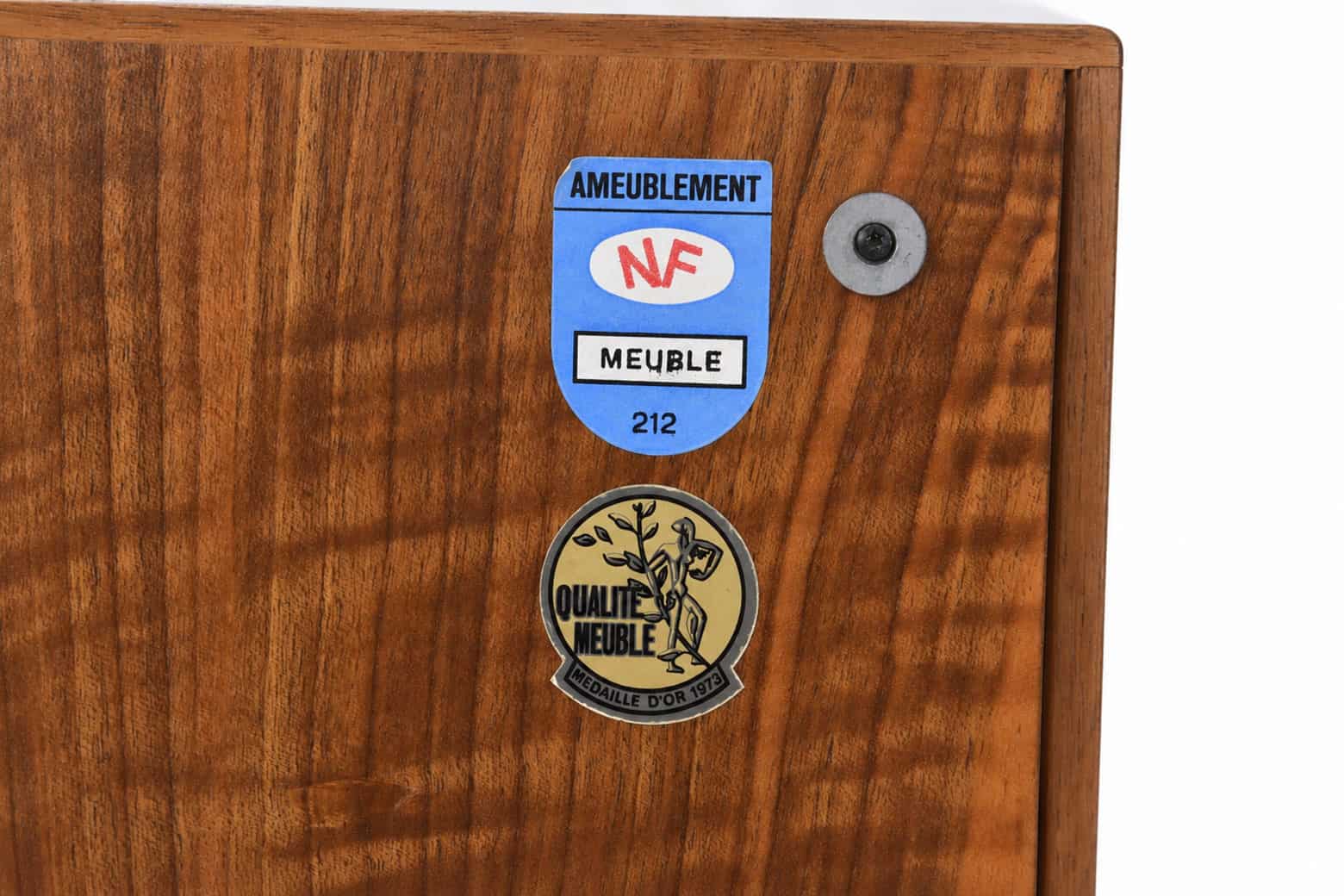 Détails d'un meuble scandinave en noyer avec étiquettes de qualité et de conformité.