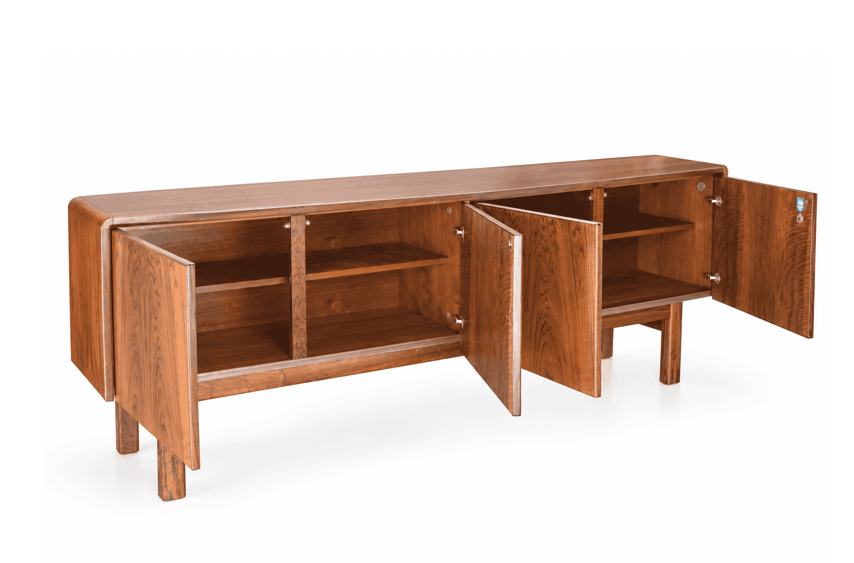 Enfilade en noyer vintage restaurée, meuble scandinave avec portes ouvertes, intérieur en bois, style rétro, mobilier de salon ou salle à manger.