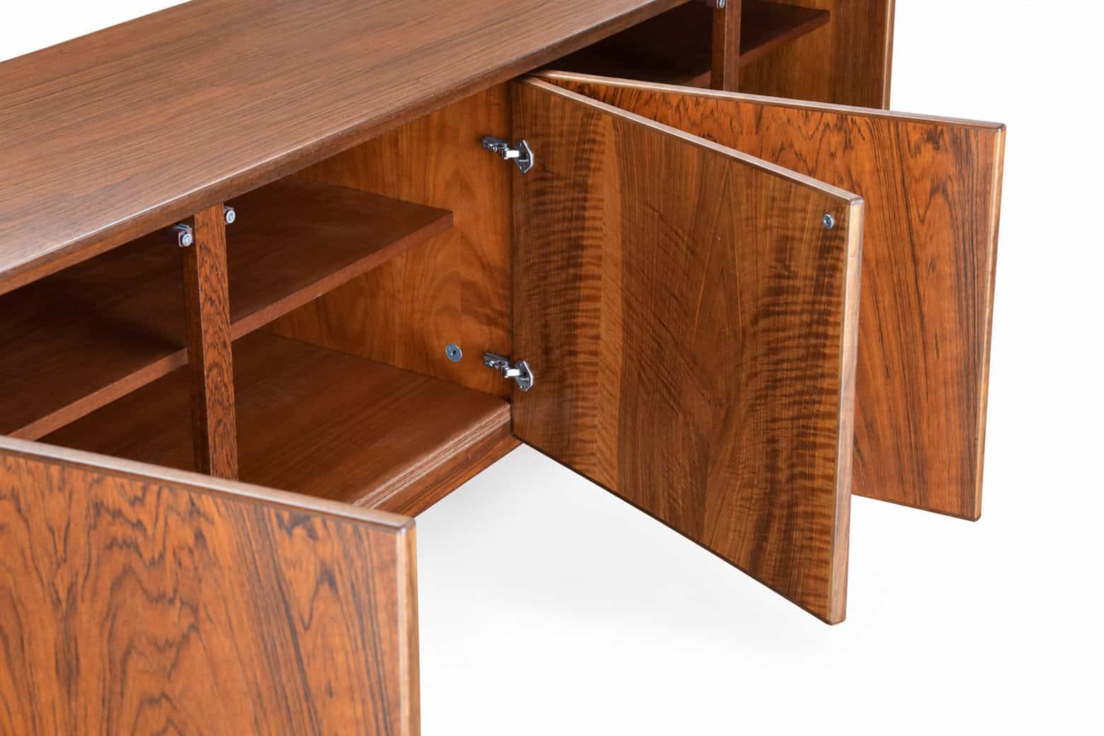 Enfilade en noyer vintage restaurée avec portes ouvertes, montrant les compartiments intérieurs en bois.