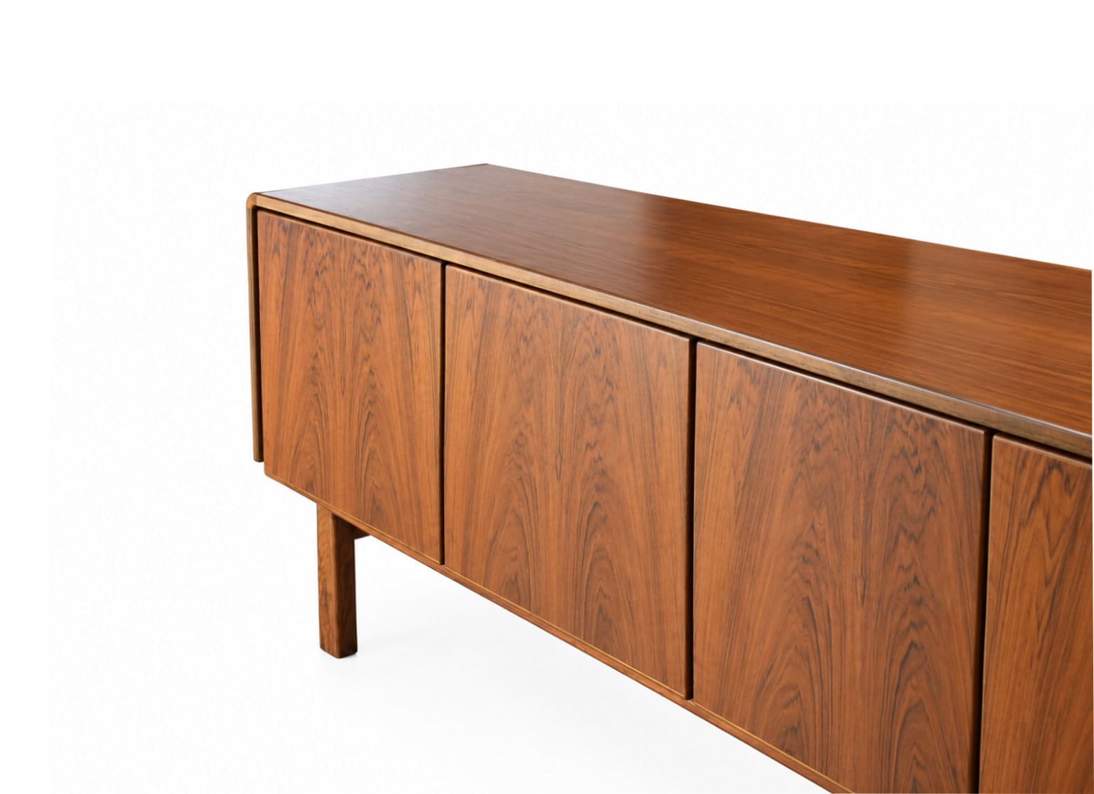 Enfilade en noyer vintage restaurée, meuble scandinave avec portes en bois massif, style rétro élégant.
