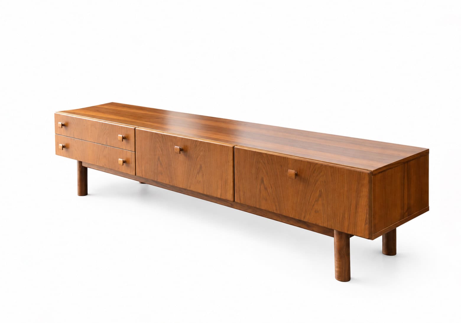 Enfilade basse scandinave vintage en bois de noyer avec tiroirs et pieds cylindriques, style rétro élégant.