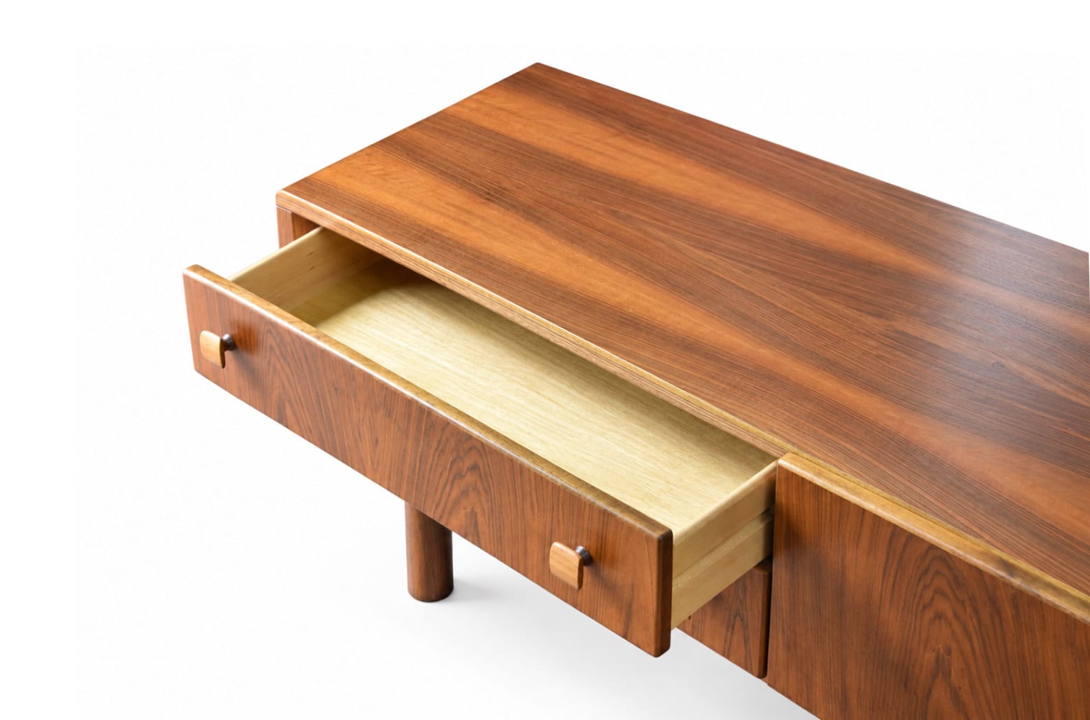 Enfilade basse scandinave vintage en bois de noyer avec tiroir ouvert, style rétro et design épuré.