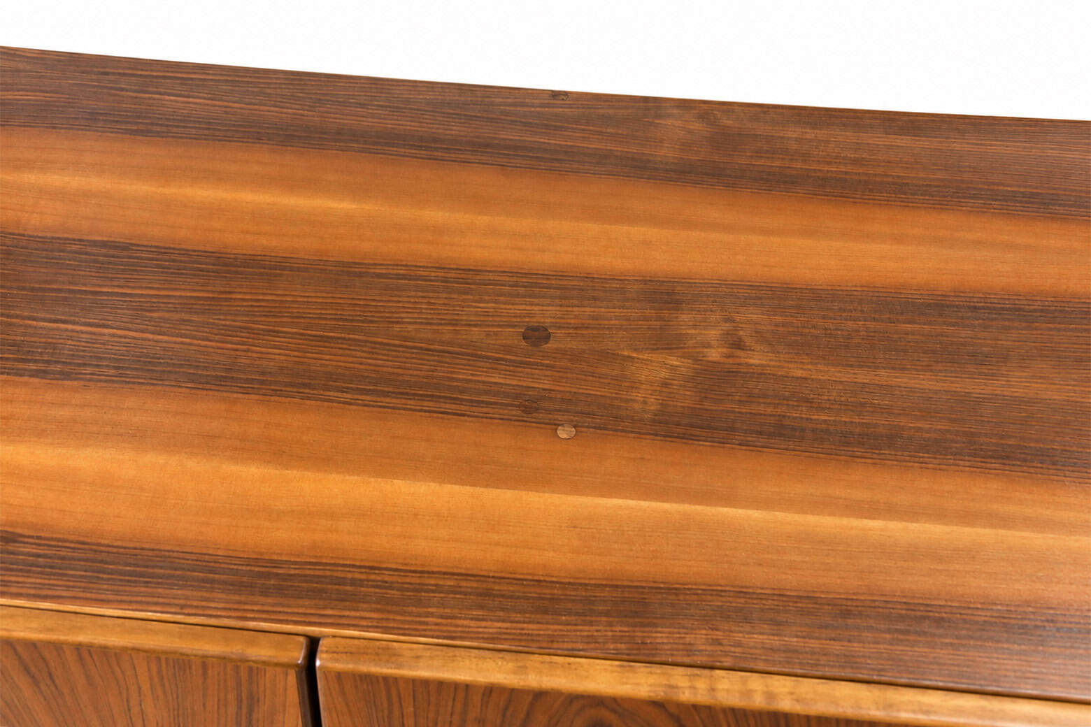 Enfilade basse scandinave vintage en bois de noyer avec finition lisse et élégante, mettant en valeur le grain naturel du bois.
