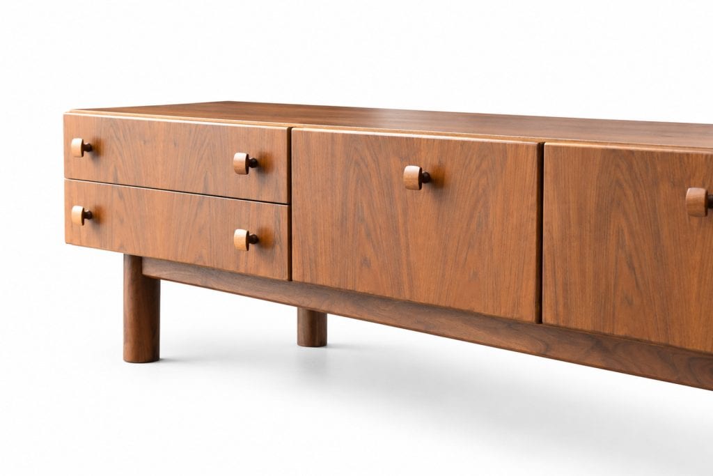 Enfilade basse scandinave vintage en bois de noyer avec tiroirs et portes, style rétro, mobilier en bois naturel, design élégant et fonctionnel.
