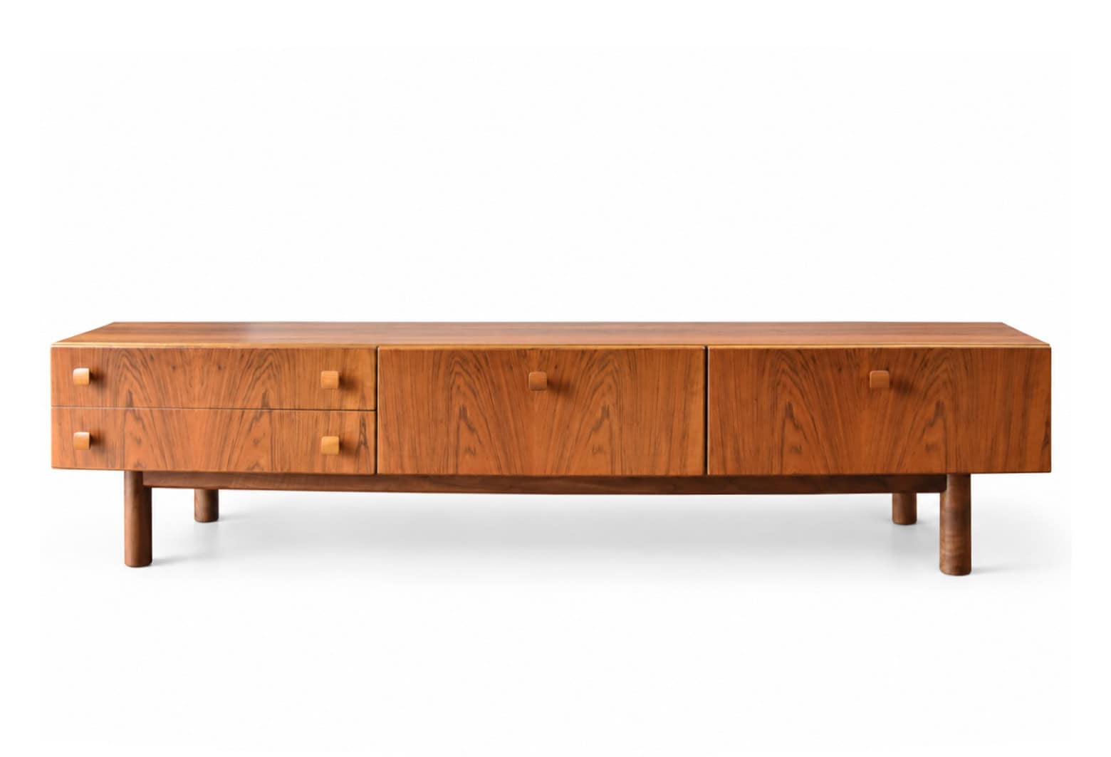 Enfilade basse scandinave vintage en bois de noyer, design épuré, style scandinave, meuble vintage, mobilier en bois naturel, meuble de rangement élégant.