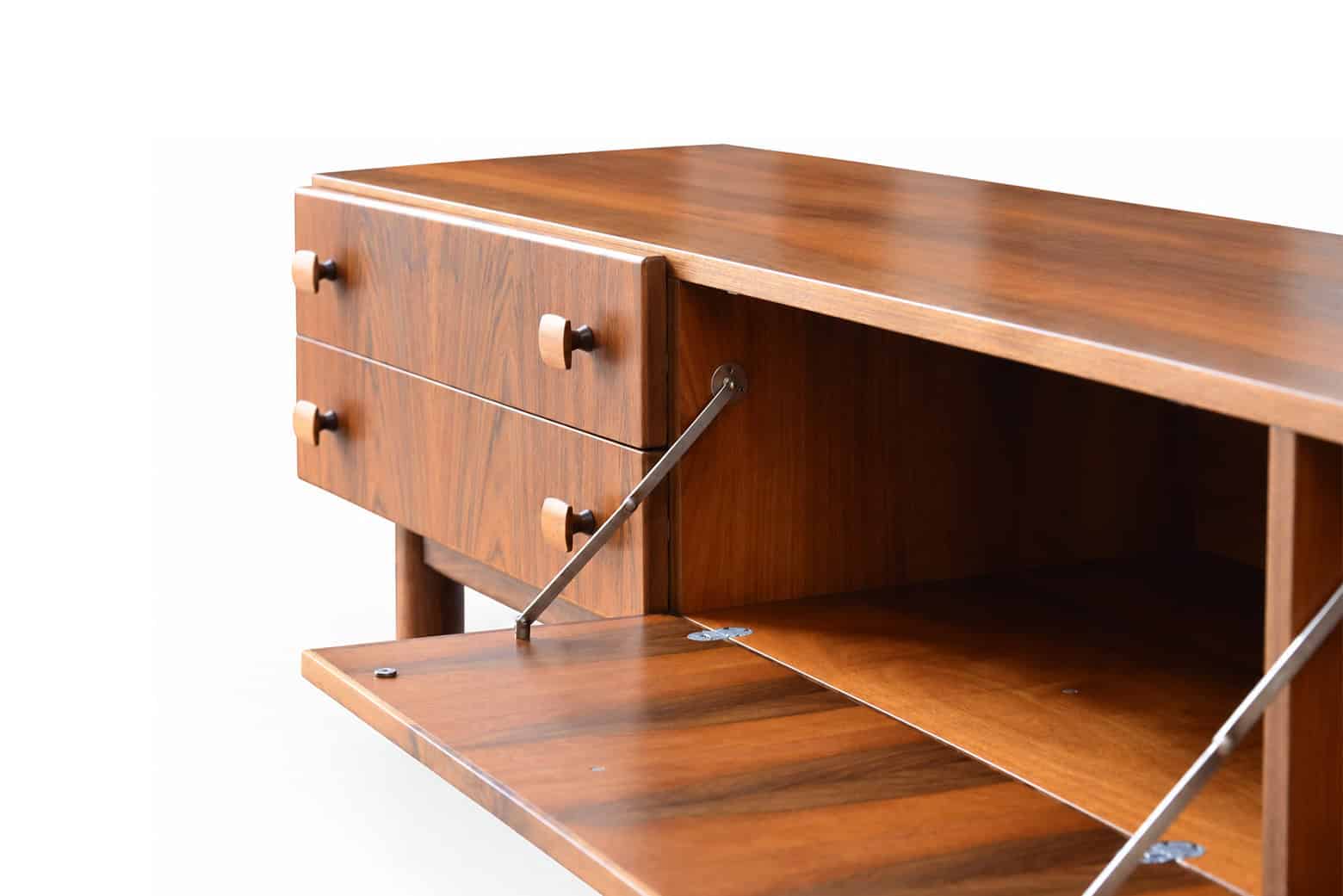 Enfilade basse scandinave vintage en bois de noyer avec tiroirs et étagère, style rétro, meuble de rangement élégant.