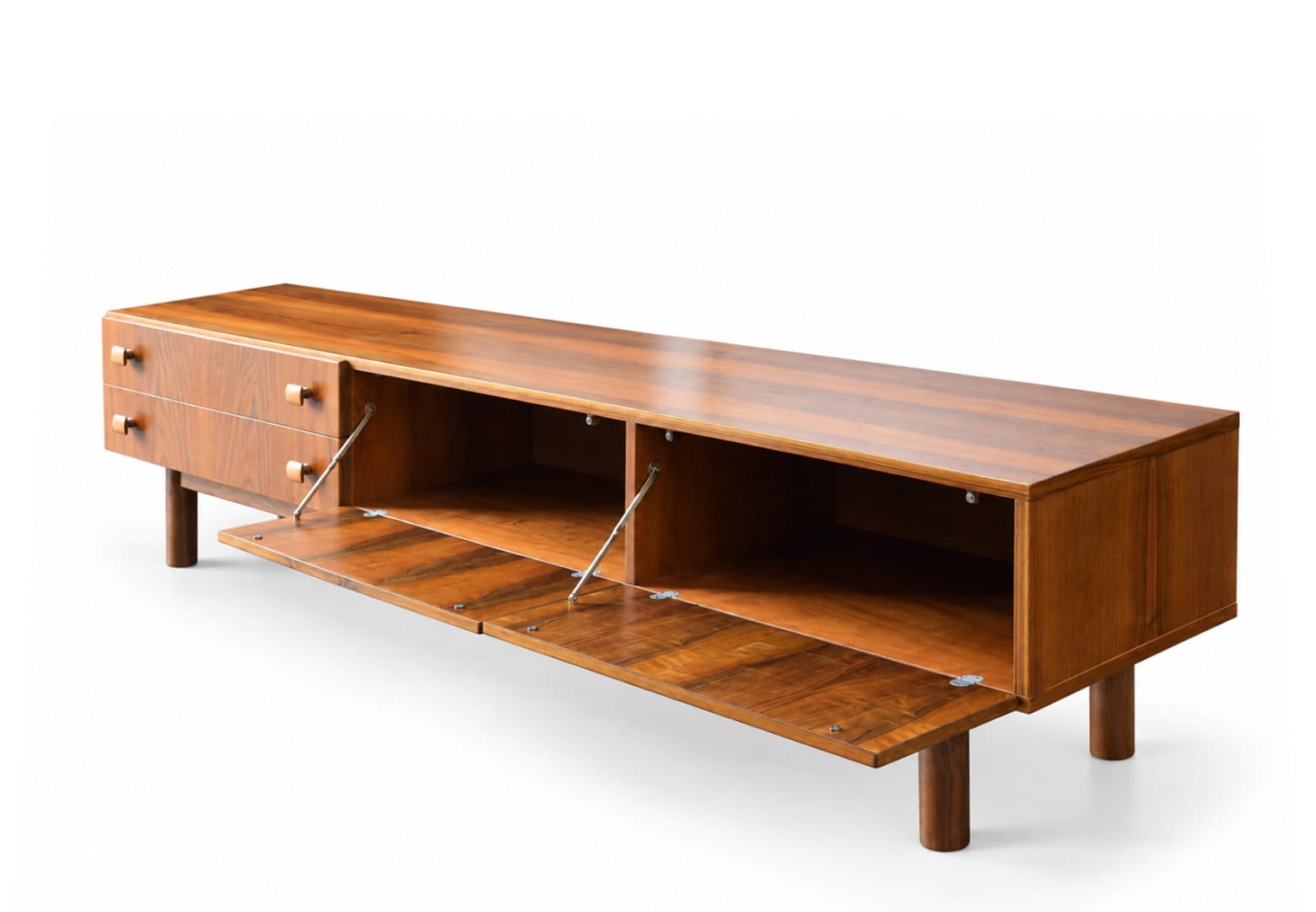 Enfilade basse scandinave vintage en bois de noyer avec portes pliantes et tiroirs, style rétro, meuble de salon élégant.
