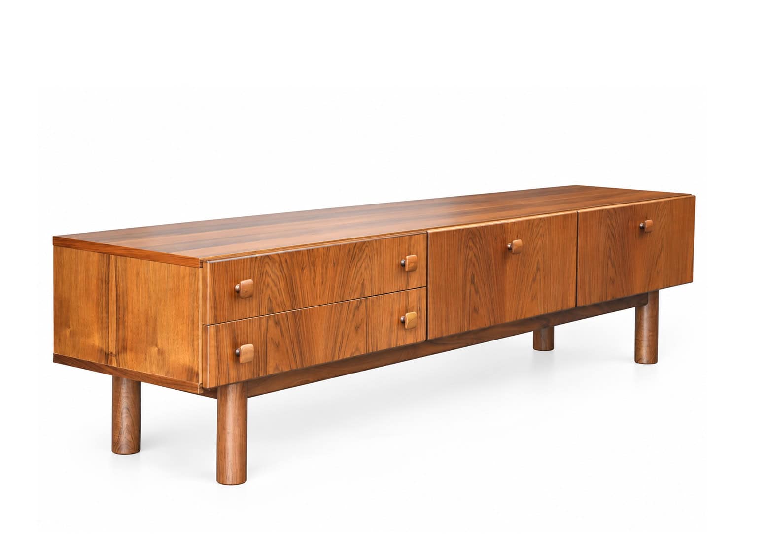 Enfilade basse scandinave vintage en bois de noyer avec tiroirs, style rétro, meuble de rangement élégant pour salon ou séjour.