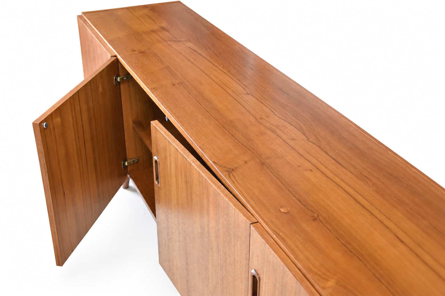 Enfilade scandinave vintage en teck avec portes coulissantes et rangement intérieur, style mid-century modern, pour décoration intérieure élégante.