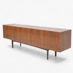 Enfilade scandinave vintage en teck restaurée, design épuré et élégance intemporelle, idéale pour un intérieur moderne ou rétro.