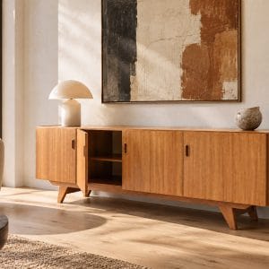 Enfilade scandinave vintage en teck avec design épuré, idéale pour un intérieur moderne ou vintage, mettant en valeur le bois de teck naturel.