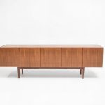 Enfilade scandinave vintage en teck restaurée, idéale pour un intérieur moderne ou rétro, offrant un espace de rangement élégant et fonctionnel.