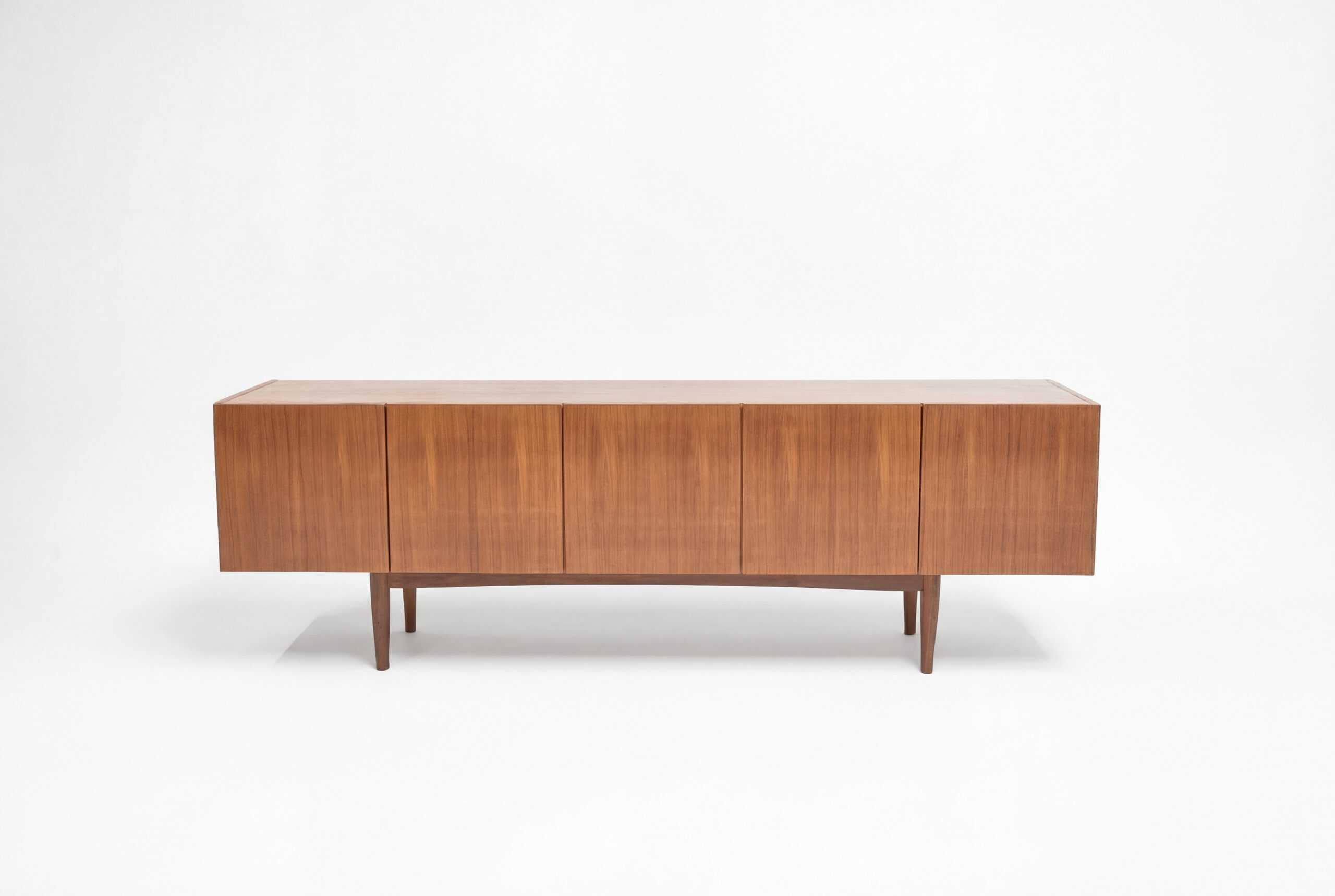 Enfilade scandinave vintage en teck restaurée, idéale pour un intérieur moderne ou rétro, offrant un espace de rangement élégant et fonctionnel.