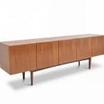 Enfilade scandinave vintage en teck restaurée, idéale pour un intérieur moderne ou rétro, offrant un espace de rangement élégant et fonctionnel.