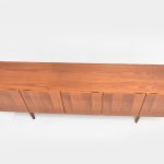 Enfilade scandinave vintage en teck restaurée, mettant en valeur le design épuré et la finition en bois de teck naturel. Parfaite pour un intérieur rétro ou contemporain.