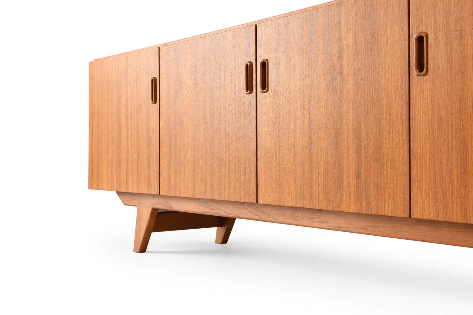 Enfilade scandinave vintage en teck avec portes coulissantes et pieds inclinés, style mid-century modern.