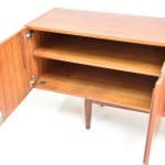 Enfilade scandinave vintage en teck restaurée, idéale pour un intérieur rétro, offrant un espace de rangement élégant et fonctionnel. Parfaite pour moderniser votre décoration avec un meuble authentiq.