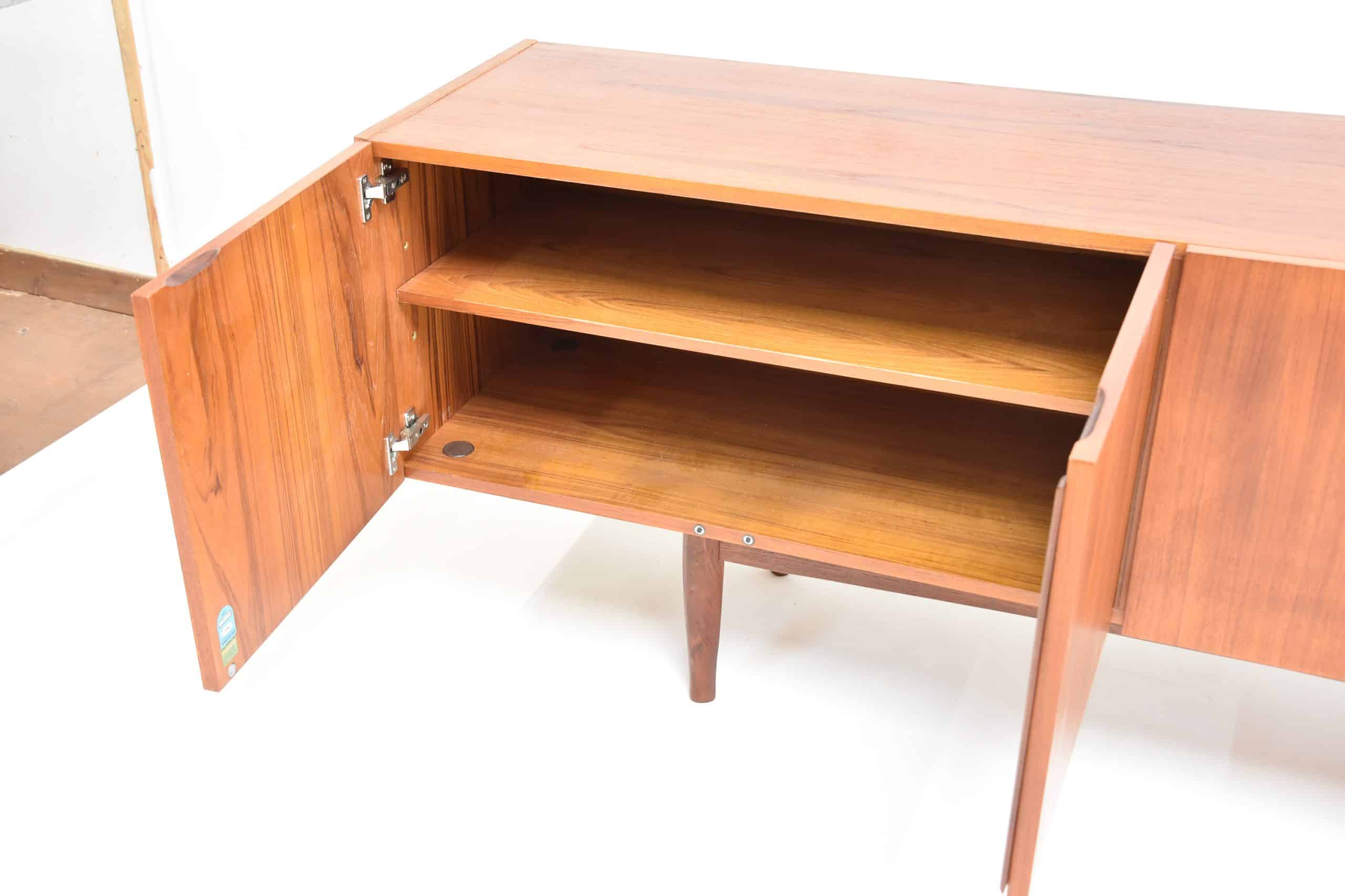 Enfilade scandinave vintage en teck restaurée, idéale pour un intérieur rétro, offrant un espace de rangement élégant et fonctionnel. Parfaite pour moderniser votre décoration avec un meuble authentiq.