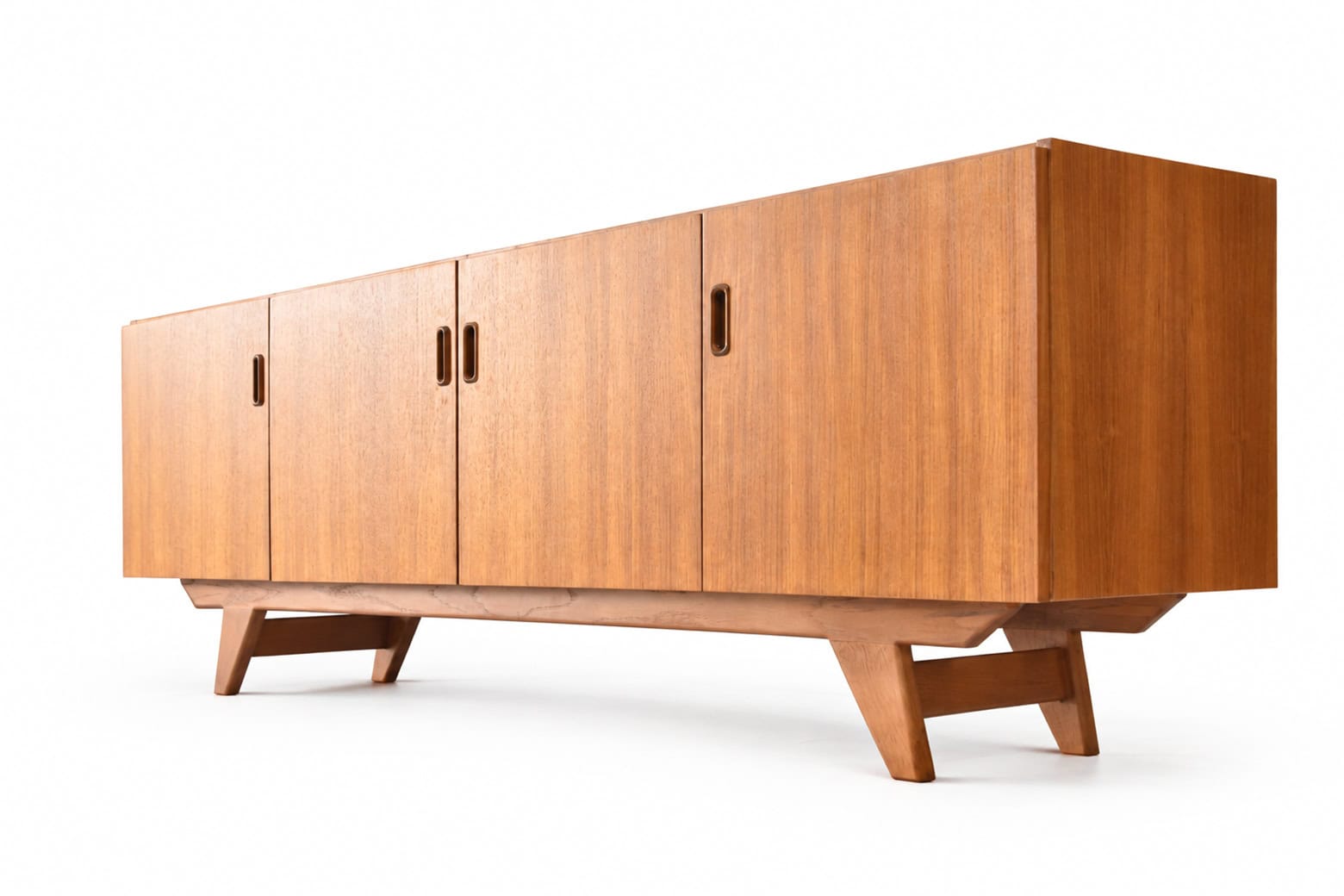 Enfilade scandinave vintage en teck avec portes coulissantes, design épuré et pieds inclinés, style mid-century modern.
