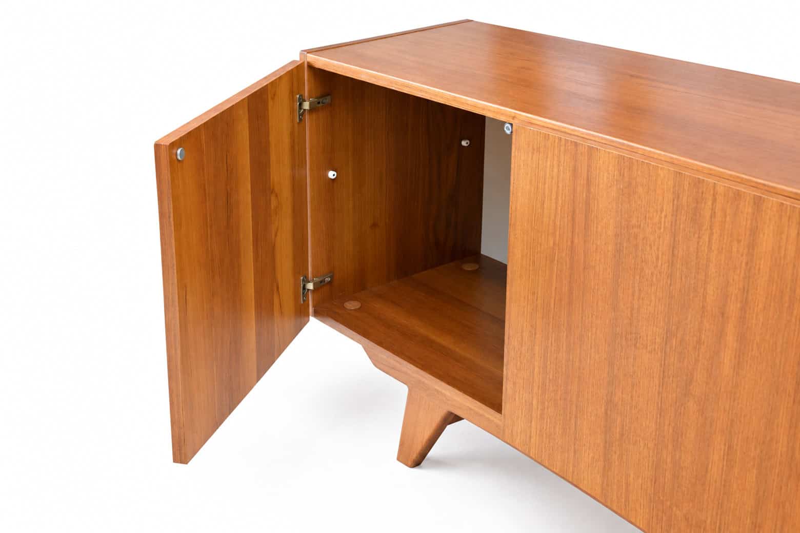 Enfilade scandinave vintage en teck avec porte ouverte, design épuré et pieds inclinés, style mid-century modern.