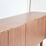 Enfilade scandinave vintage restaurée en teck, mobilier en bois massif au style rétro, parfait pour un intérieur moderne ou vintage.