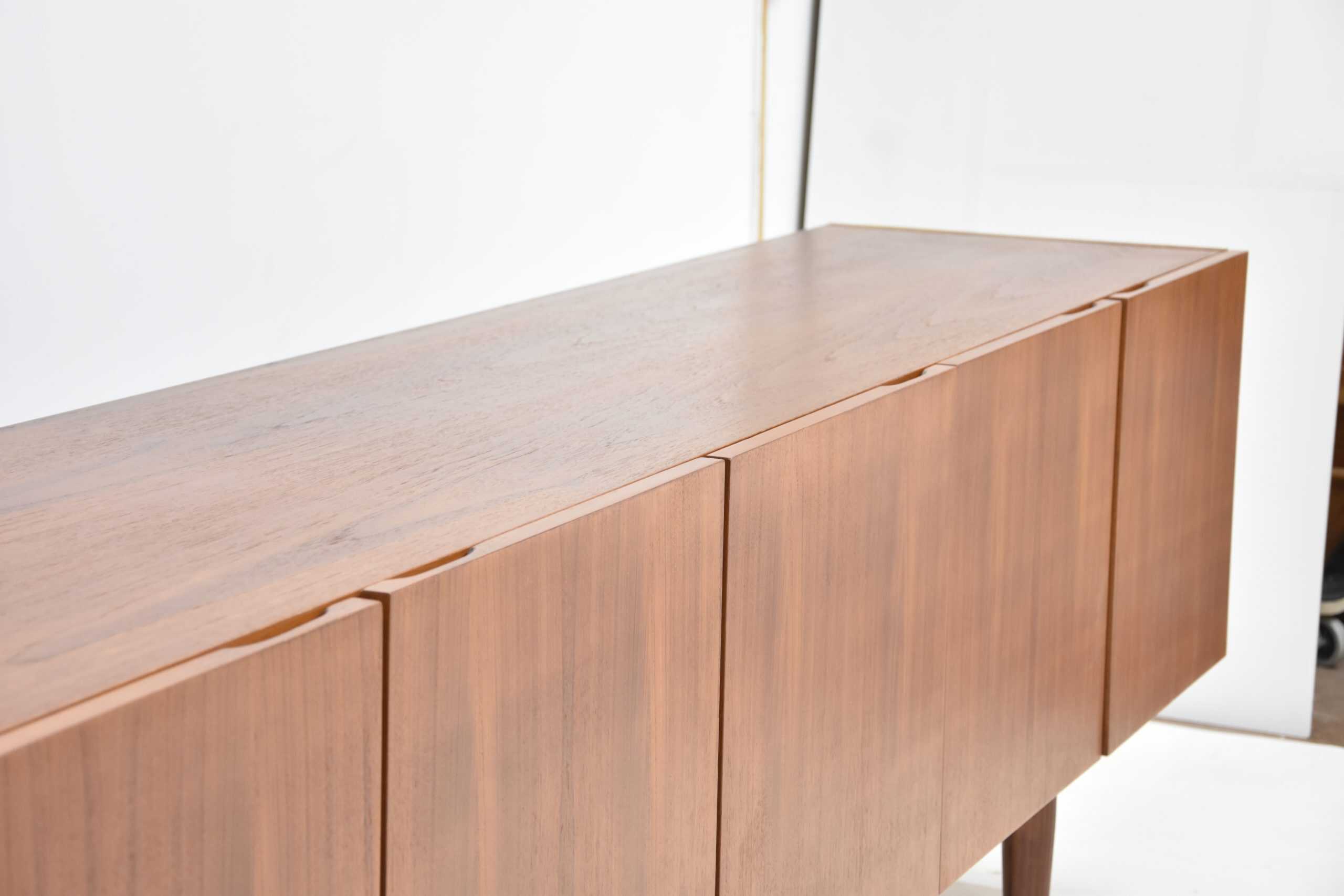 Enfilade scandinave vintage restaurée en teck, mobilier en bois massif au style rétro, parfait pour un intérieur moderne ou vintage.