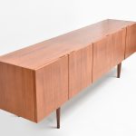 Enfilade scandinave vintage restaurée en teck, meuble de rangement élégant et fonctionnel, parfait pour un intérieur rétro ou contemporain.